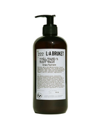 L:A BRUKET No. 222 Tvål/Hand & Body Wash Gran/Spruce – dunkle Flasche 450ml mit Pumpverschluss, weißer Hintergrund – Hautpflege