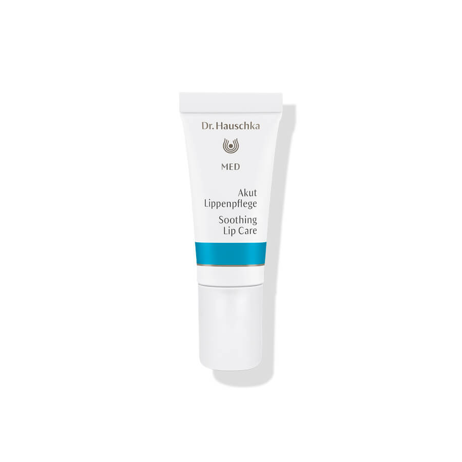Dr. Hauschka MED Akut Lippenpflege – weiße Tube mit blauem Streifen, weißem Deckel, weißem Hintergrund – Lippenpflege