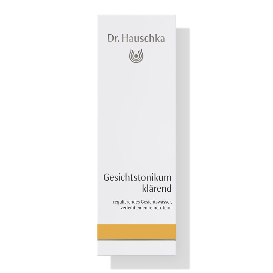 Dr. Hauschka Gesichtstonikum klärend – weißes Kartonpaket mit goldener Linie, weißer Hintergrund – Hautpflege