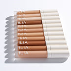 ILIA True Skin Serum Concealer – mehrere Tubes mit cremefarbenem Deckel, transparenter Flasche, weißem Hintergrund – Concealer