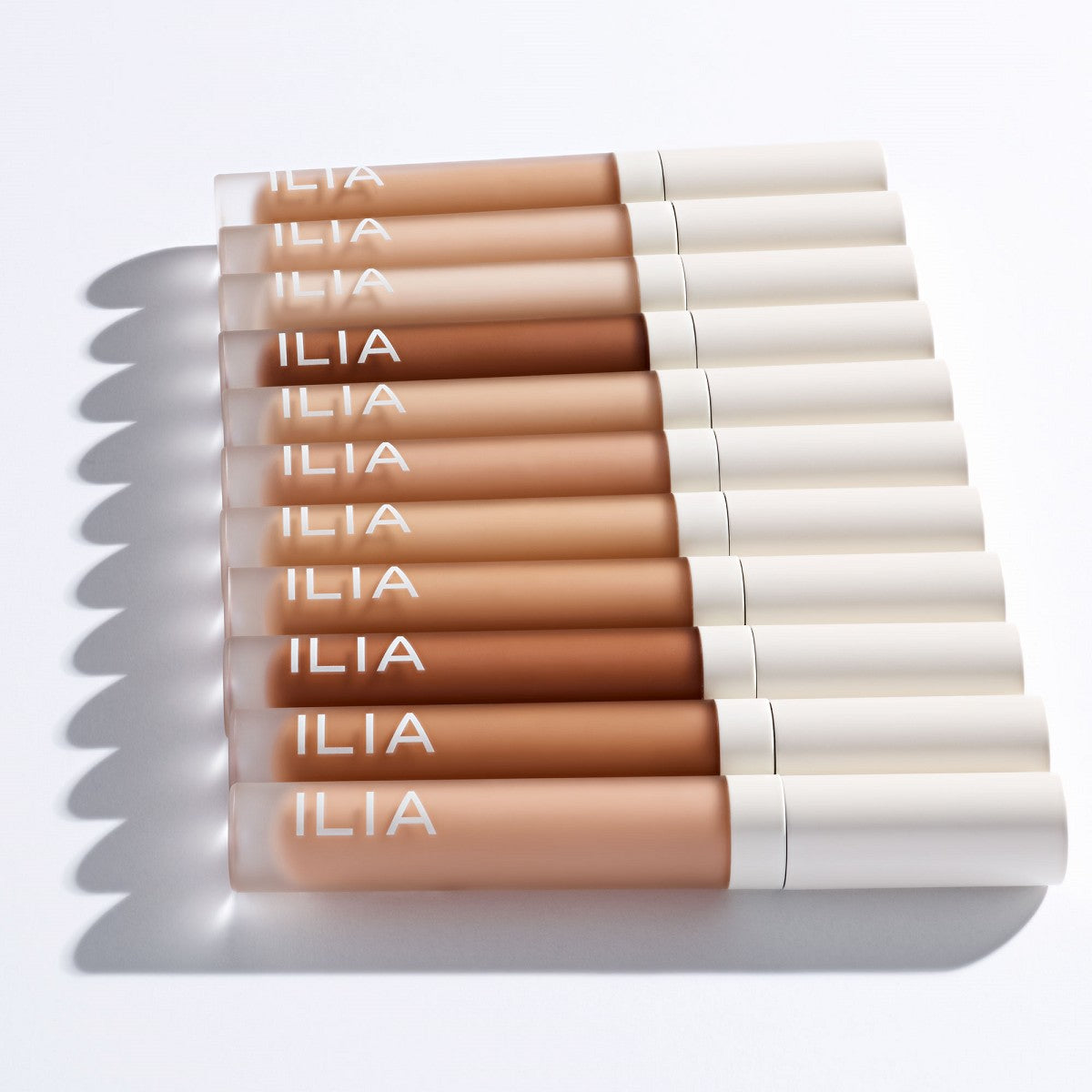 ILIA True Skin Serum Concealer – mehrere Tubes mit cremefarbenem Deckel, transparenter Flasche, weißem Hintergrund – Concealer