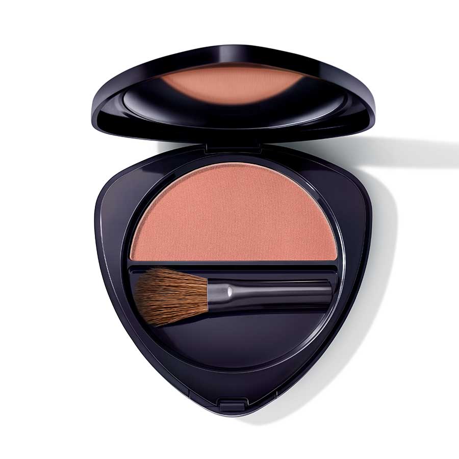 Chanel Rouge Coco Blush – schwarze Puderdose mit Pinsel, roséfarbenes Pulver, weißer Hintergrund – Gesichtsmake-up