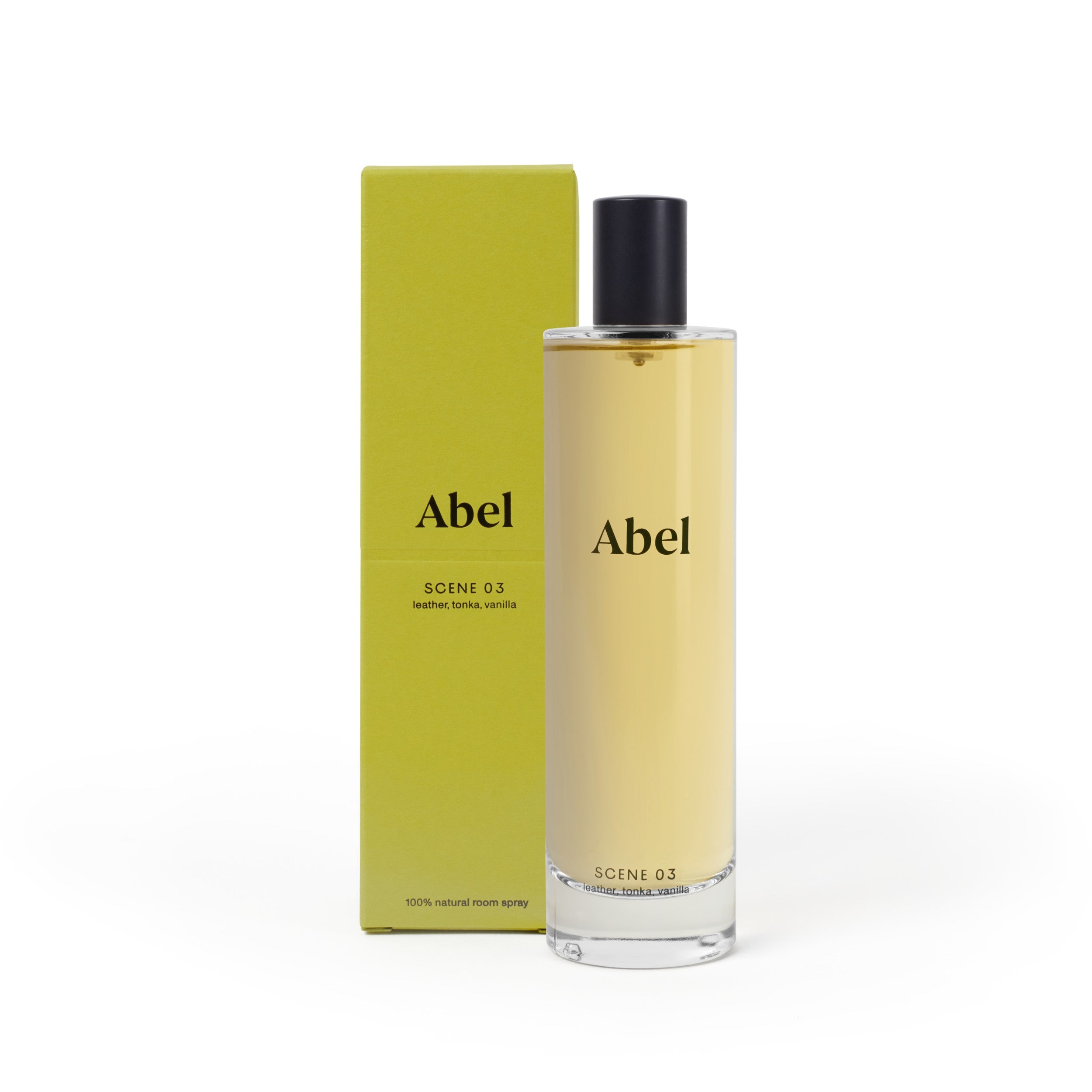 Abel Scene 03 Leder, Tonka, Vanille – klares Glasfläschchen mit schwarzem Sprühkopf, grüner Karton, weißer Hintergrund – Raumduft