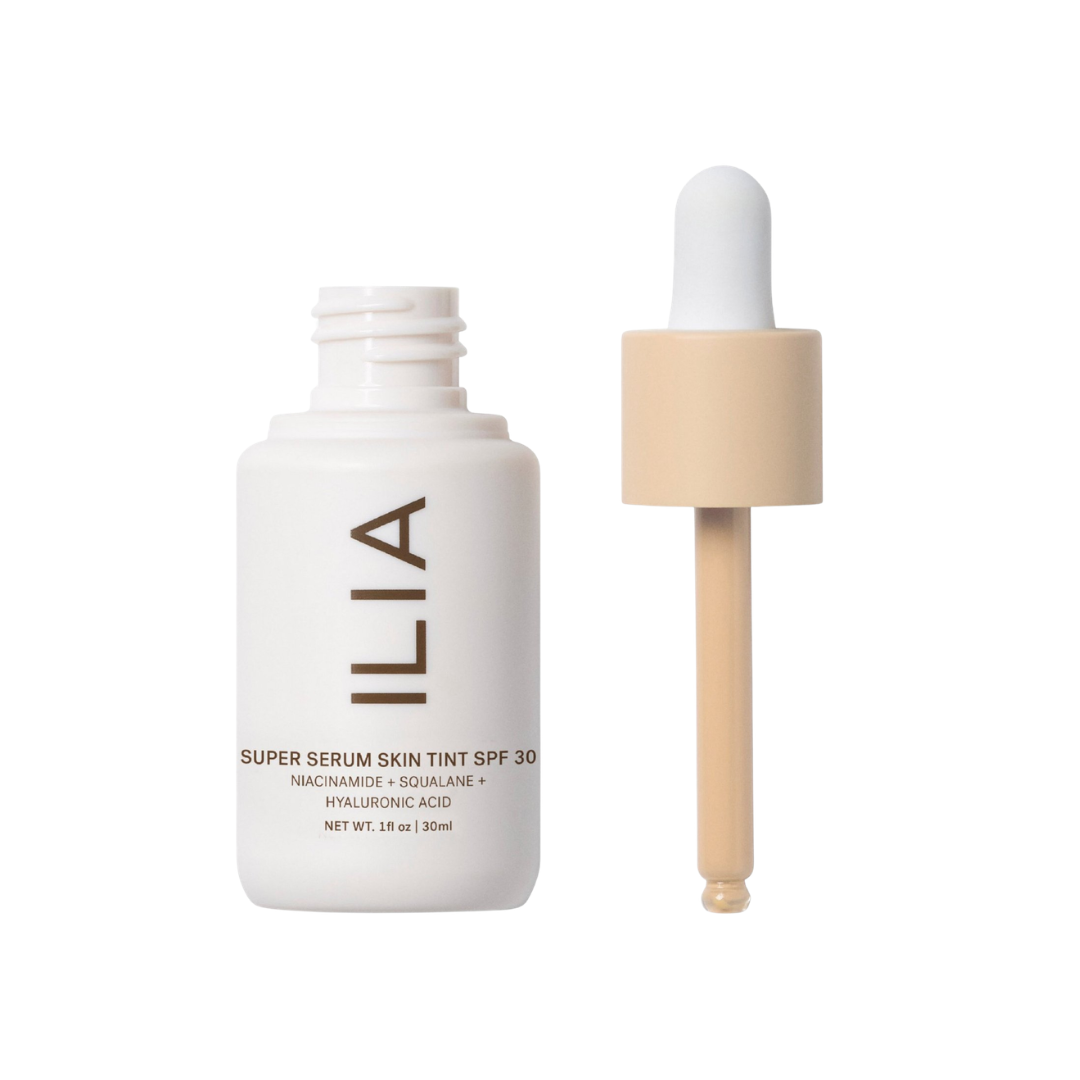 ILIA Super Serum Skin Tint SPF 30 – weißes Fläschchen 30ml, beige Pipette, weißer Hintergrund – Hautpflege