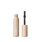 ILIA Fullest Volumizing Mascara – beige Tube 4ml, geöffnet mit Bürste, weißer Hintergrund – Wimpernmakeup
