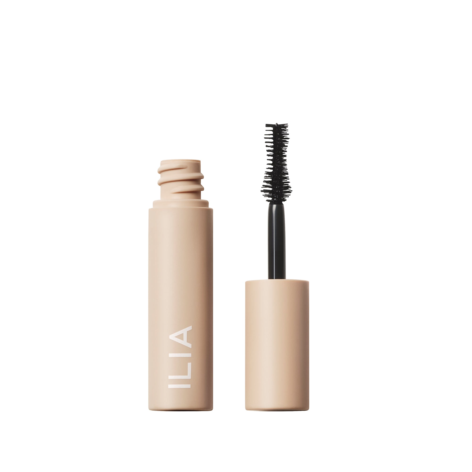 ILIA Fullest Volumizing Mascara – beige Tube 4ml, geöffnet mit Bürste, weißer Hintergrund – Wimpernmakeup
