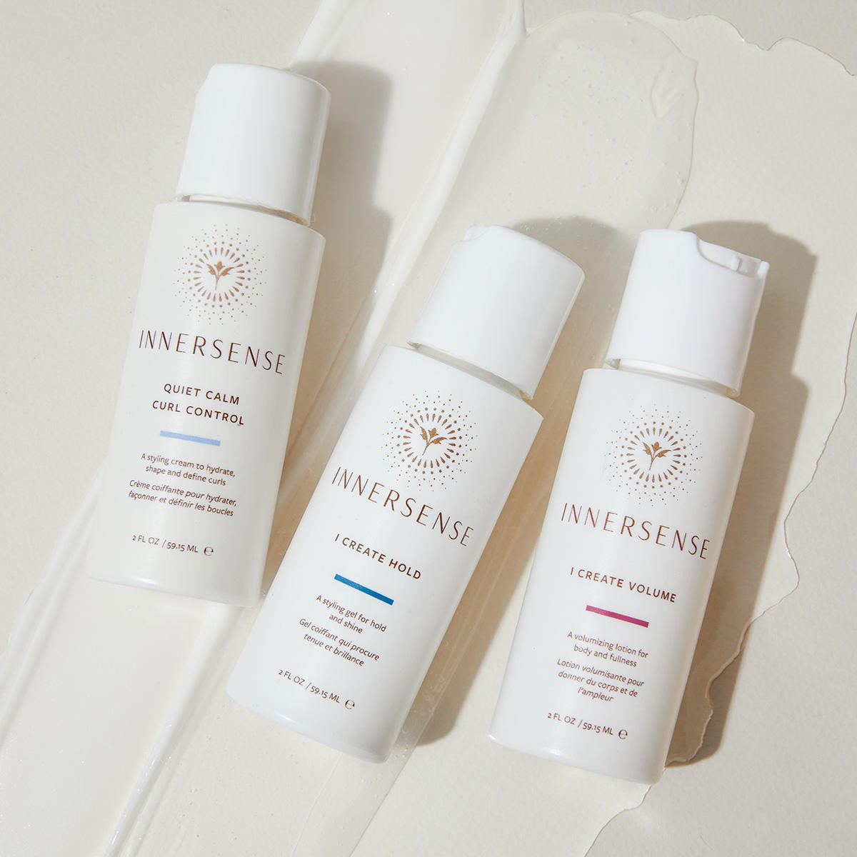 INNERSSENSE Curly Styler Travel Trio – drei weiße Flaschen mit Pumpverschluss, je 59,15 ml, cremefarbener Hintergrund – Lockenpflege