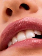 Balmy Gloss Tinted Lip Oil auf den Lippen für einen glänzenden Effekt, Lippenpflege