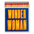 Wonder Woman Streichhölzer – blaue Schachtel mit gelb-orangen Buchstaben, rote Köpfe, weißer Hintergrund