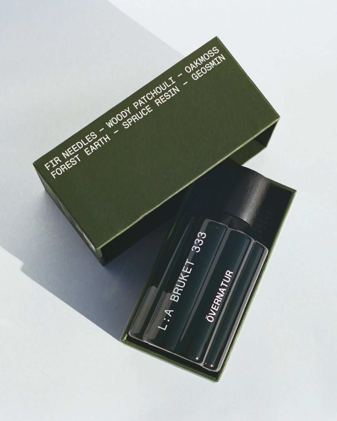 No. 333 Övernatur Eau de Parfum – dunkelgrüne Sprayflasche im olivgrünen Karton, weißer Hintergrund – Parfüm