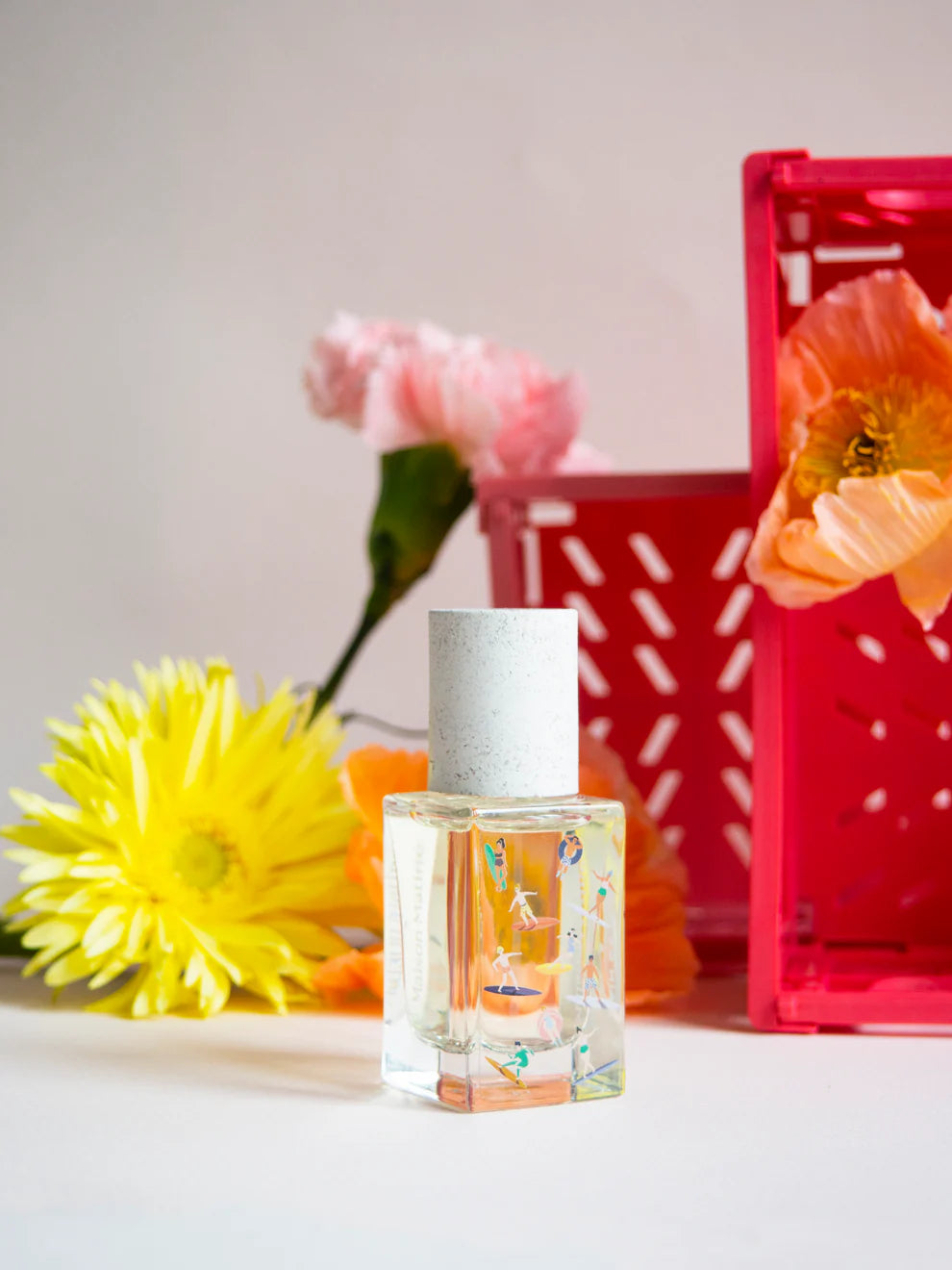 Bain de Midi Eau de Parfum – quadratische Glasflasche mit weißem Sprühkopf, farbigen Motiven, weißem Hintergrund – Parfüm