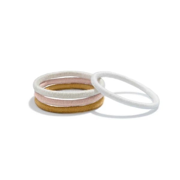 Plastikfreie runde Haargummis aus goldenen Fasern, beige/rosa/gold/weiß, weißer Hintergrund – Haarpflege