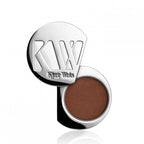 Kjaer Weis Eye Shadow Earthy Calm Refill – brauner Lidschatten in silberner Dose, weißer Hintergrund – Make-up