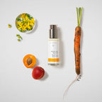 Dr. Hauschka Aktivierendes Tagesfluid – Glasflasche mit Pumpspender, weiß-orangefarbenes Etikett, weißer Hintergrund – Hautpflege