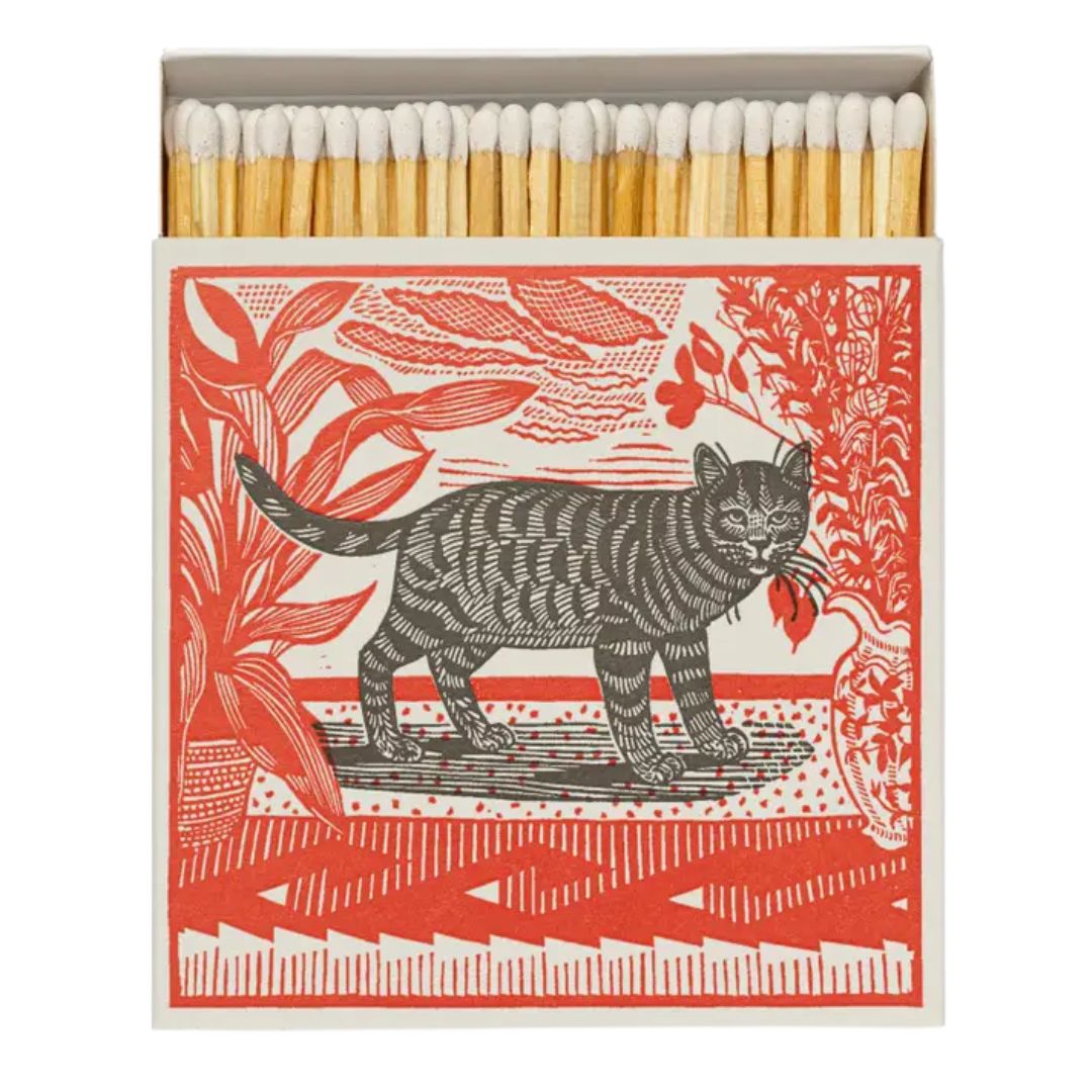 Sasha the Cat Streichholzschachtel – rotes Design mit Katzenmotiv, weißer Hintergrund – Deko