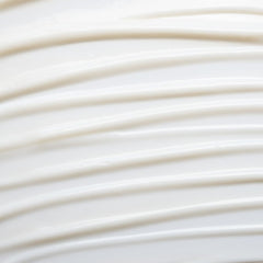 Textur der weißen Chamomile Cleansing Milk auf hellem Hintergrund, sanfte Hautpflege