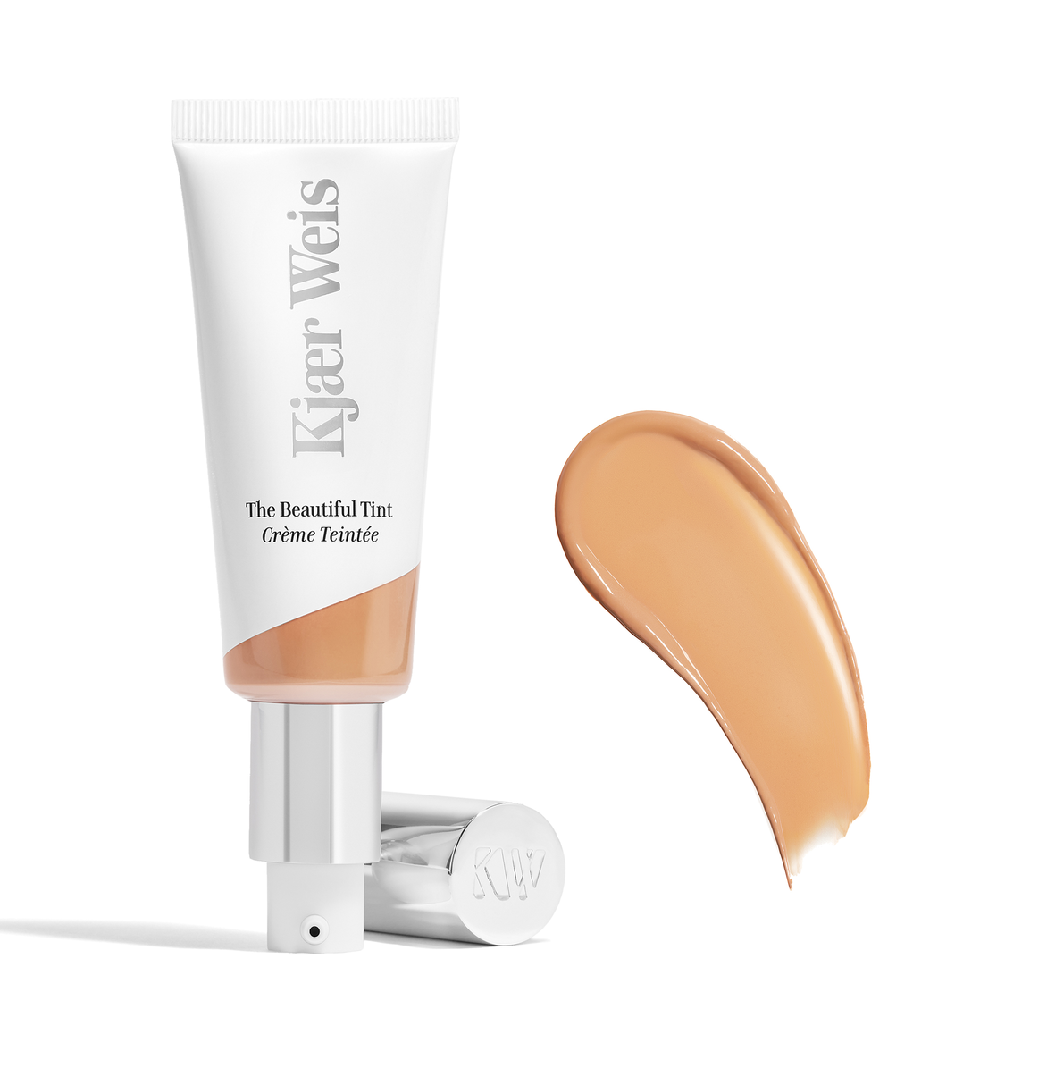 Kjaer Weis The Beautiful Tint Medium 1 – weiße Tube mit silbernem Pumpverschluss, weißer Hintergrund – Gesichts Make-up