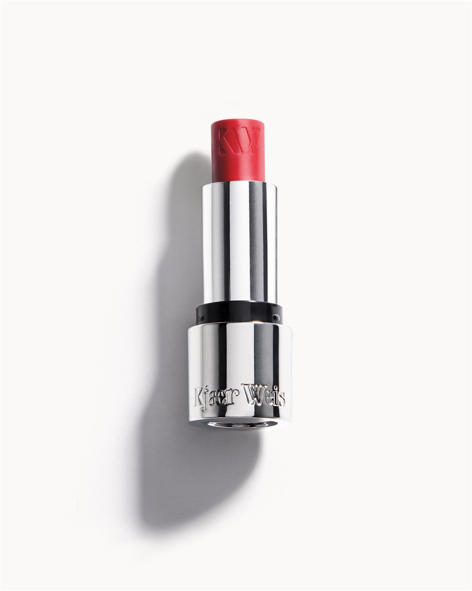 Kjaer Weis Lippenstift – roter Stift in silberner Metalltube, weißer Hintergrund – Lippenpflege
