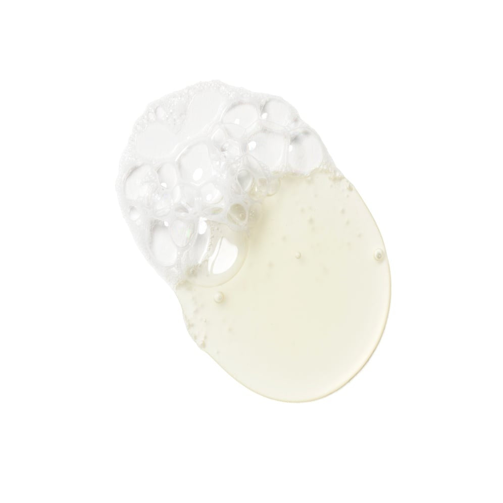 Santorini Grape Renewing Body Cleanser – cremige, schaumende Textur auf weißem Hintergrund – Körperpflege