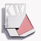Kjaer Weis Cream Blush Reverence Refill – rosafarbener Refill in silberner Schachtel, weißer Hintergrund – Make-up