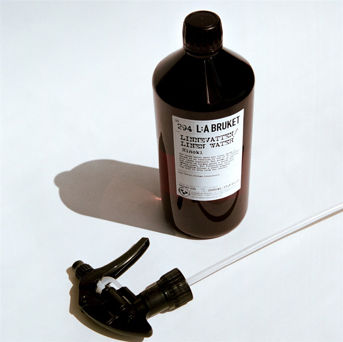 L:A BRUKET No. 294 Leinenwasser Hinoki – dunkle Glasflasche 1000ml, schwarzer Verschluss, weißer Hintergrund – Raumduft