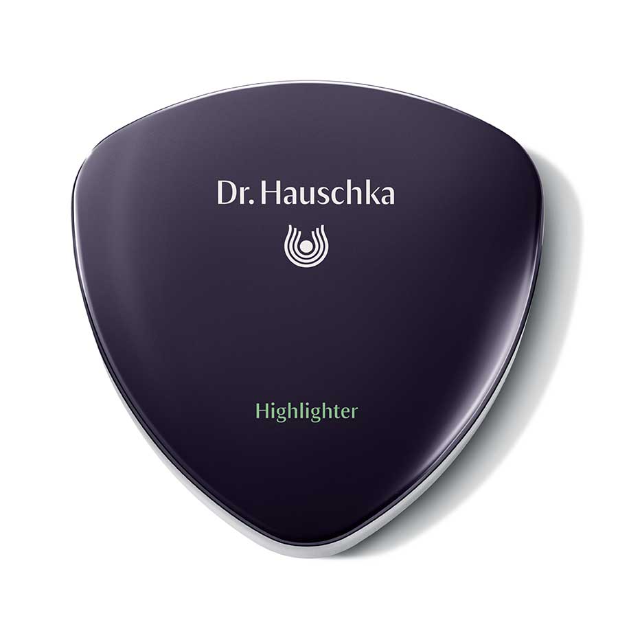 Dr. Hauschka Highlighter – dunkelviolette Dose mit silbernem Rand, weißem Hintergrund – Make-up