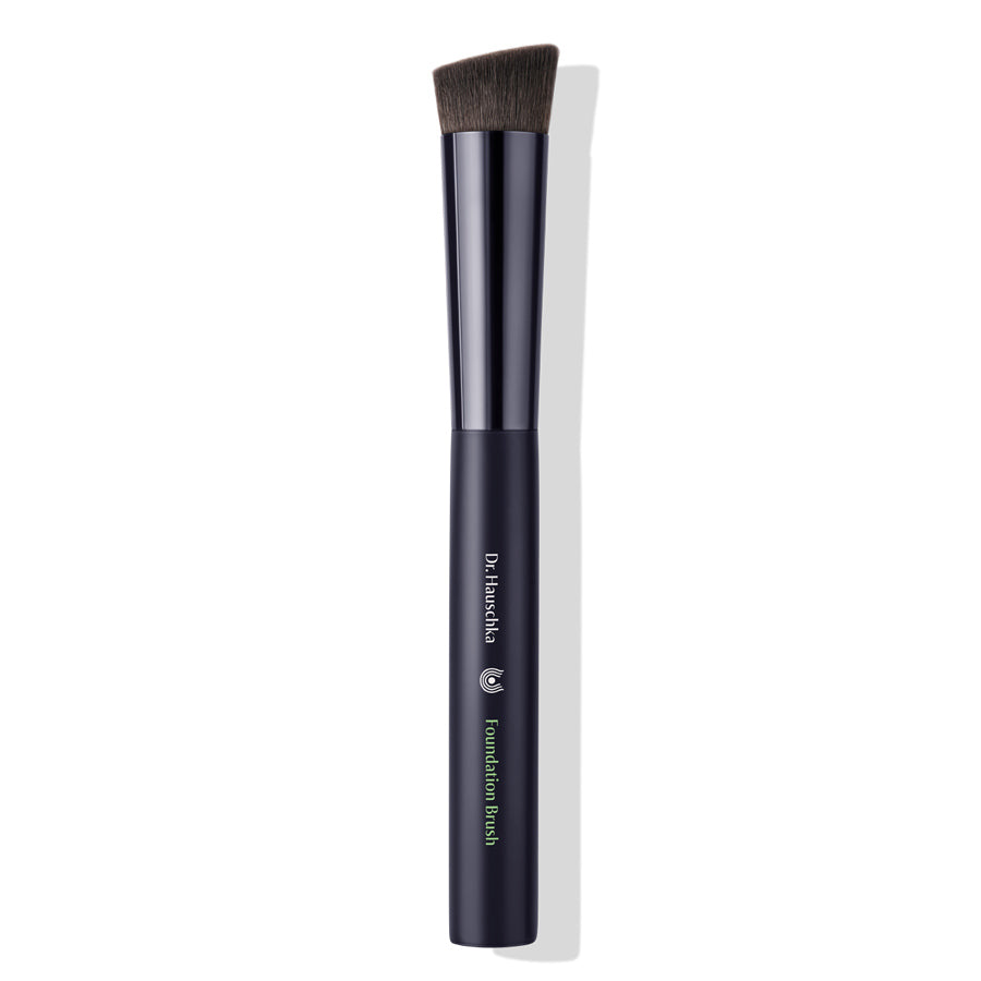Dr. Hauschka Foundation Brush – schwarzer Pinsel mit braunen Borsten, weißer Hintergrund – Make-up