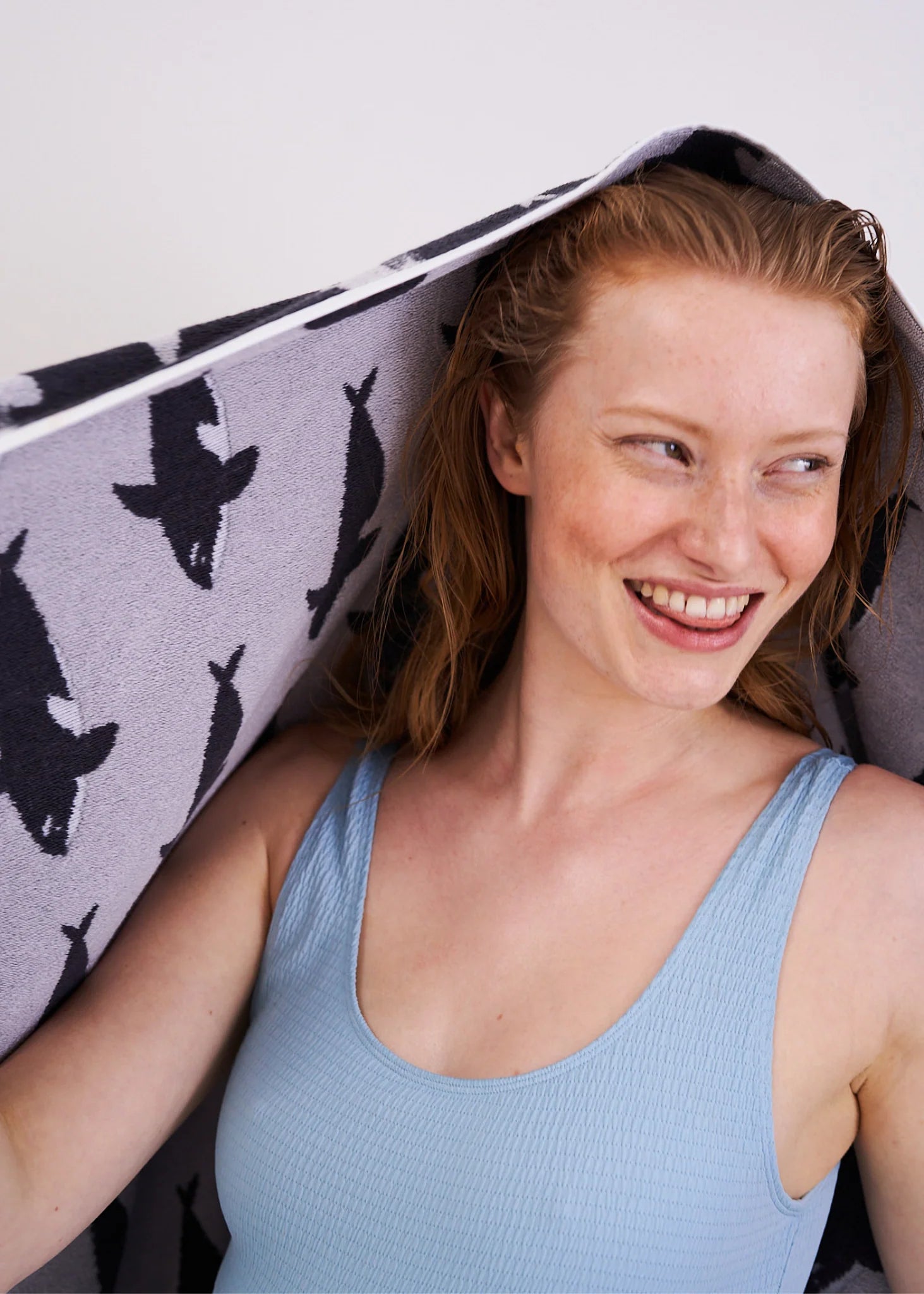 Orca Organic Cotton Waschlappen – grau mit schwarzen Orcas, weiches Baumwolltuch, weißer Hintergrund – Hautpflege