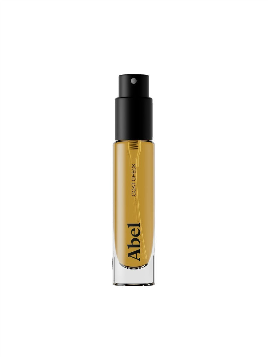 Abel Coat Check Eau de Parfum – transparente Glasflasche mit schwarzem Sprühkopf, weißer Hintergrund – Parfüm