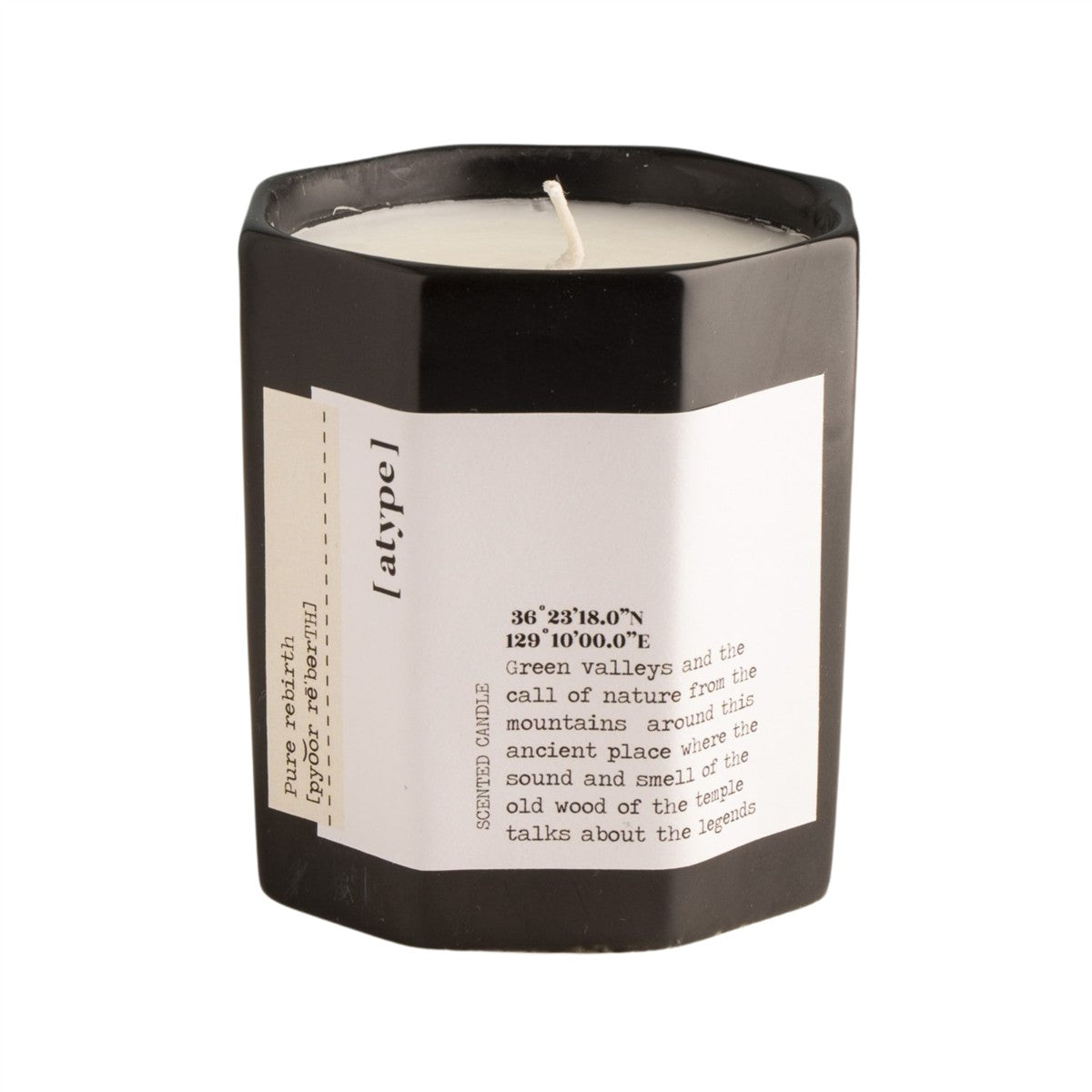 [atype] Duftkerze Pure Rebirth – schwarzer Kerzenbehälter 130g, weißes Etikett, weißer Hintergrund – Aromatherapie