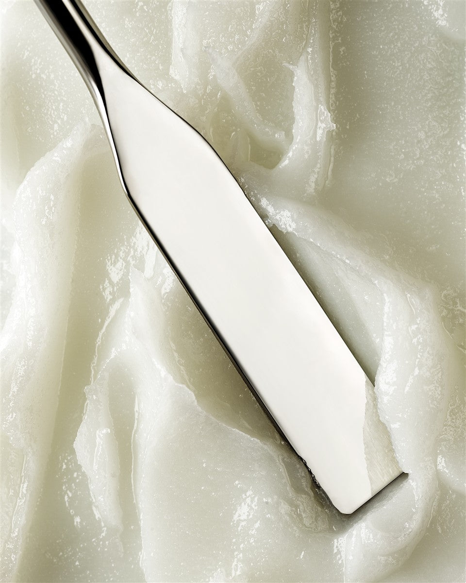 Botanical Multi Balm Kaede – cremige Textur mit Spatel, weißer Hintergrund – Hautpflege