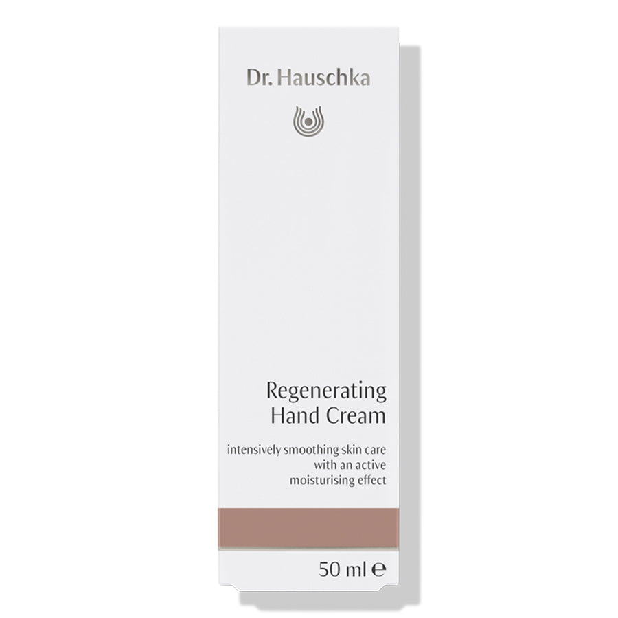 Dr. Hauschka Regeneration Handbalsam – 50 ml, weißes Kartonpaket mit braunem Streifen, weißer Hintergrund – Hautpflege