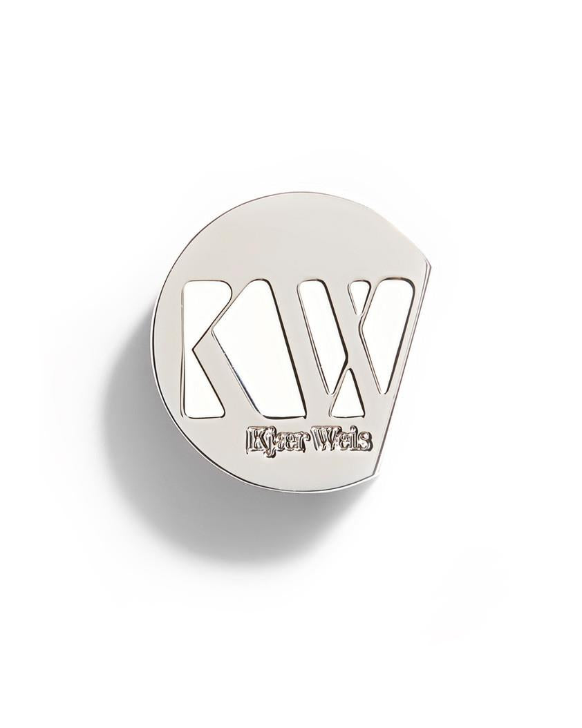 Kjaer Weis Iconic Edition Lidschattenpulver – silberner Metallkasten, weißer Hintergrund – Make-up