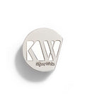 Kjaer Weis Iconic Edition Cream Eye Shadow – silberner Metalldeckel, weißer Hintergrund – Augenmake-up