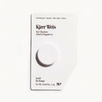 Kjaer Weis Eye Shadow Refill – weißes Papierschild 1.2g, runder Deckel, weißer Hintergrund – Augenmake-up