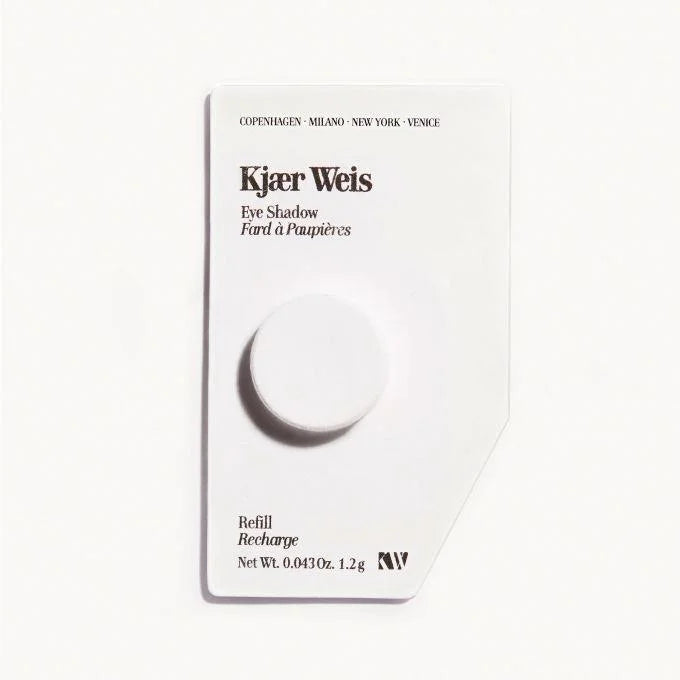 Kjaer Weis Eye Shadow Refill – weißes Papierschild 1.2g, runder Deckel, weißer Hintergrund – Augenmake-up