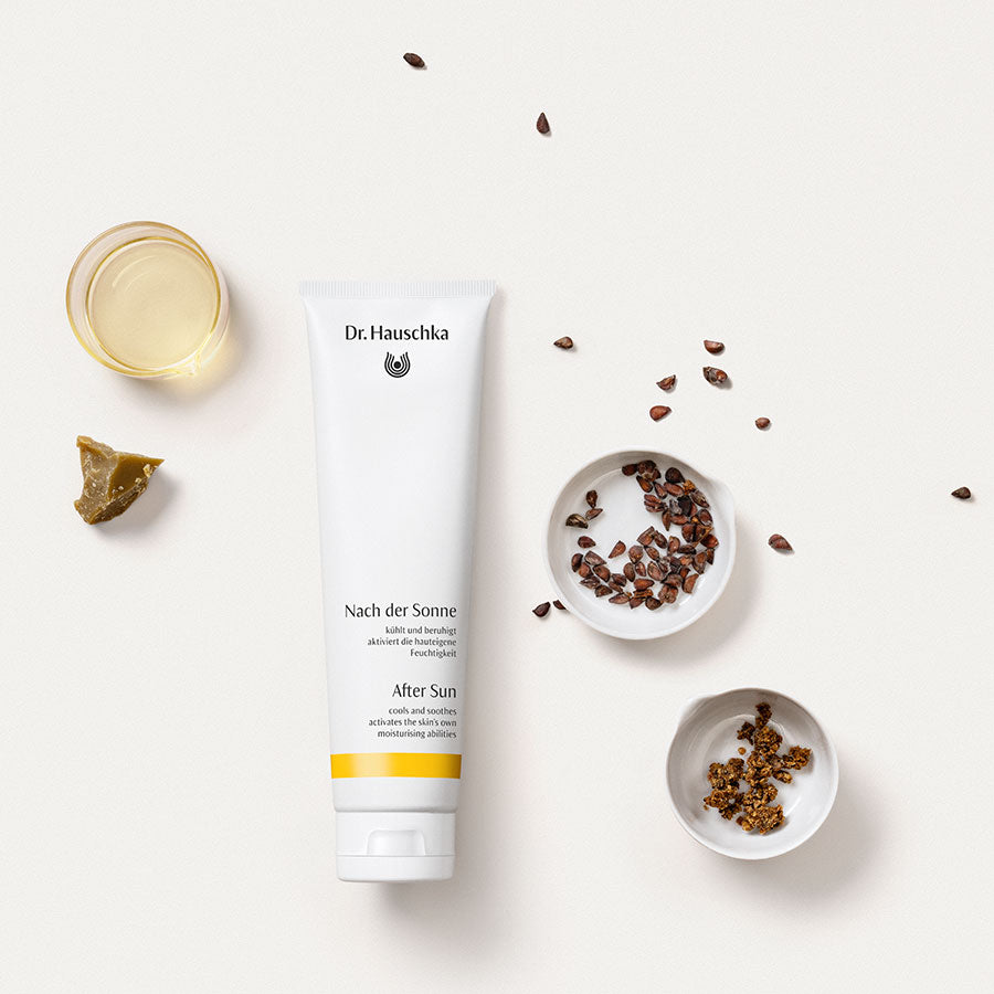 Dr. Hauschka Nach der Sonne – weiße Tube mit weißem Deckel, cremefarbenem Hintergrund – After Sun Pflege