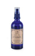 Apomanum Eau de Cyprès – blaue Sprayflasche mit transparentem Zerstäuber, beige Etikett, weißer Hintergrund – Raumduft