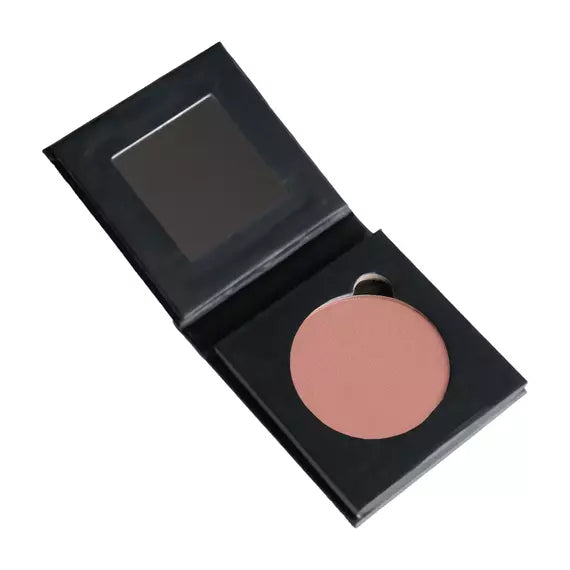 Gedrückter Rouge-Nachfüllblock – schwarze quadratische Dose, rosafarbener Puder, weißer Hintergrund – Make-up