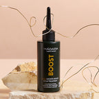Mádara 3 Minuten Growth Boost Kopfhaut-Kur in einer dunkelgrünen Flasche mit Applikatorspitze.