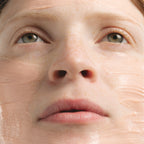SOS Hydra Recovery Sofort-Maske, Maske im Gesicht einer Person aufgetragen.