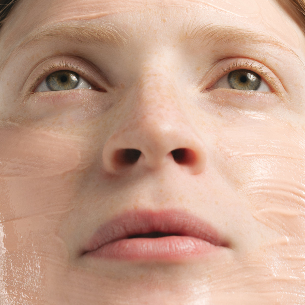 SOS Hydra Recovery Sofort-Maske, Maske im Gesicht einer Person aufgetragen.