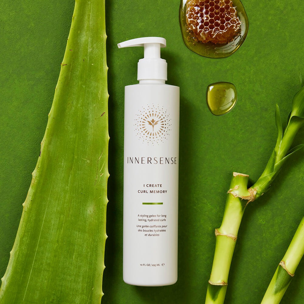 Innersense I Create Curl Memory – weiße Flasche mit Pumpspender, 295 ml, grüner Hintergrund – Lockenpflege