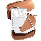 Kjaer Weis Cream Bronzer Refill – silbernes Quadrat, brauner Cremebronzer, weißer Hintergrund – Gesichtsbräune