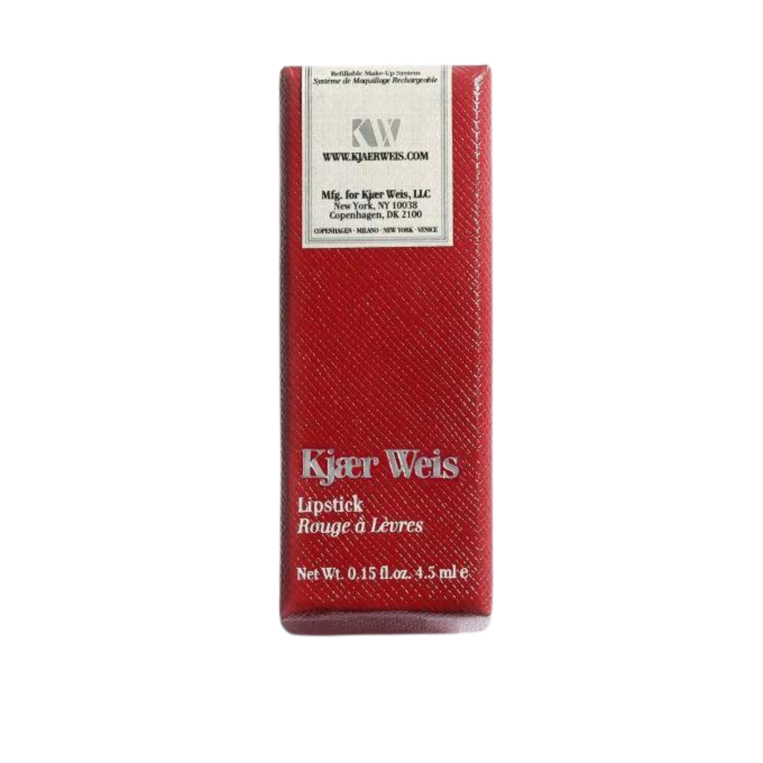 Kjaer Weis Lipstick – rote Texturverpackung 4,5 ml, weißer Hintergrund – Lippenpflege