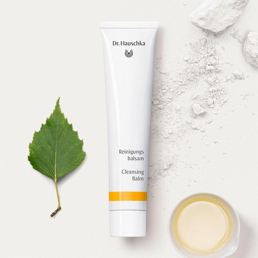 Dr. Hauschka Reinigungsbalsam – weißer Tube mit orangefarbenem Streifen, weißem Deckel, cremefarbenem Hintergrund – Hautpflege