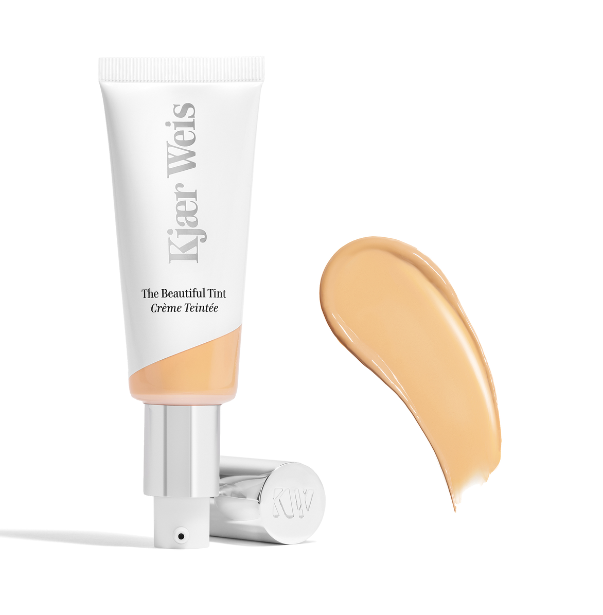 Kjaer Weis The Beautiful Tint Fair 3 – weiße Tube mit silbernem Pumpverschluss, weißem Hintergrund – getönte Creme