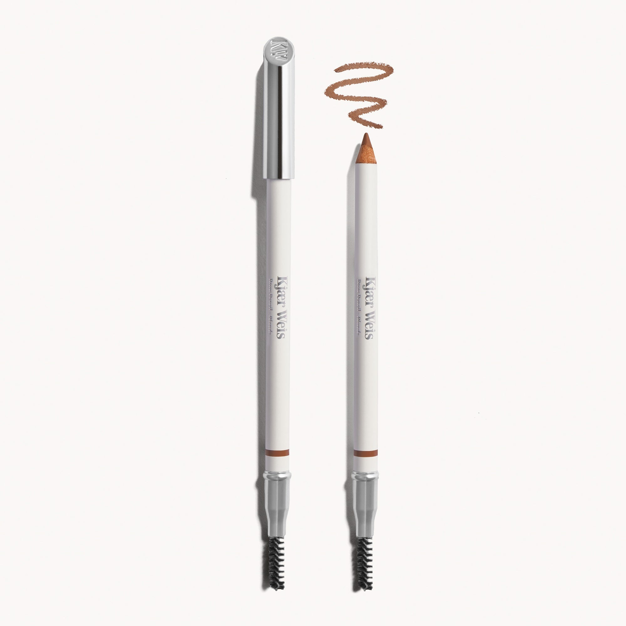 Kjaer Weis Augenbrauenstift Blond – weißer Stift mit silbernem Deckel, 11g, cremefarbener Hintergrund – Augenbrauenstyling