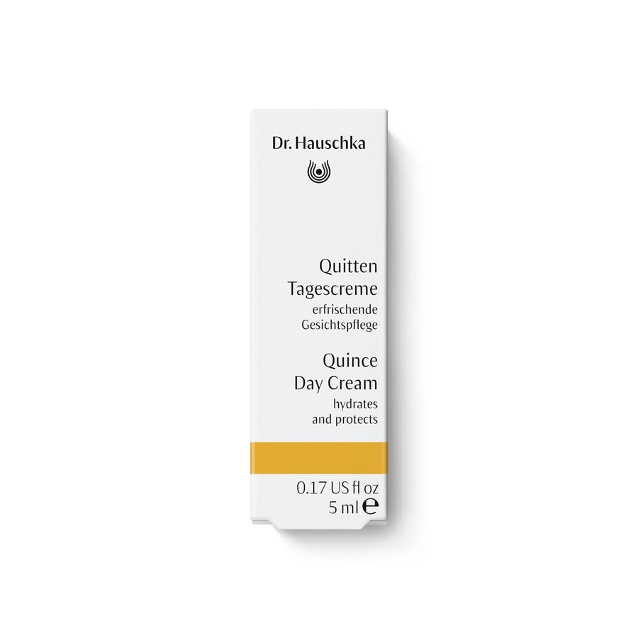 Dr. Hauschka Quitten Tagescreme – weiße Kartonverpackung 5ml, goldener Streifen, weißer Hintergrund – Gesichtspflege