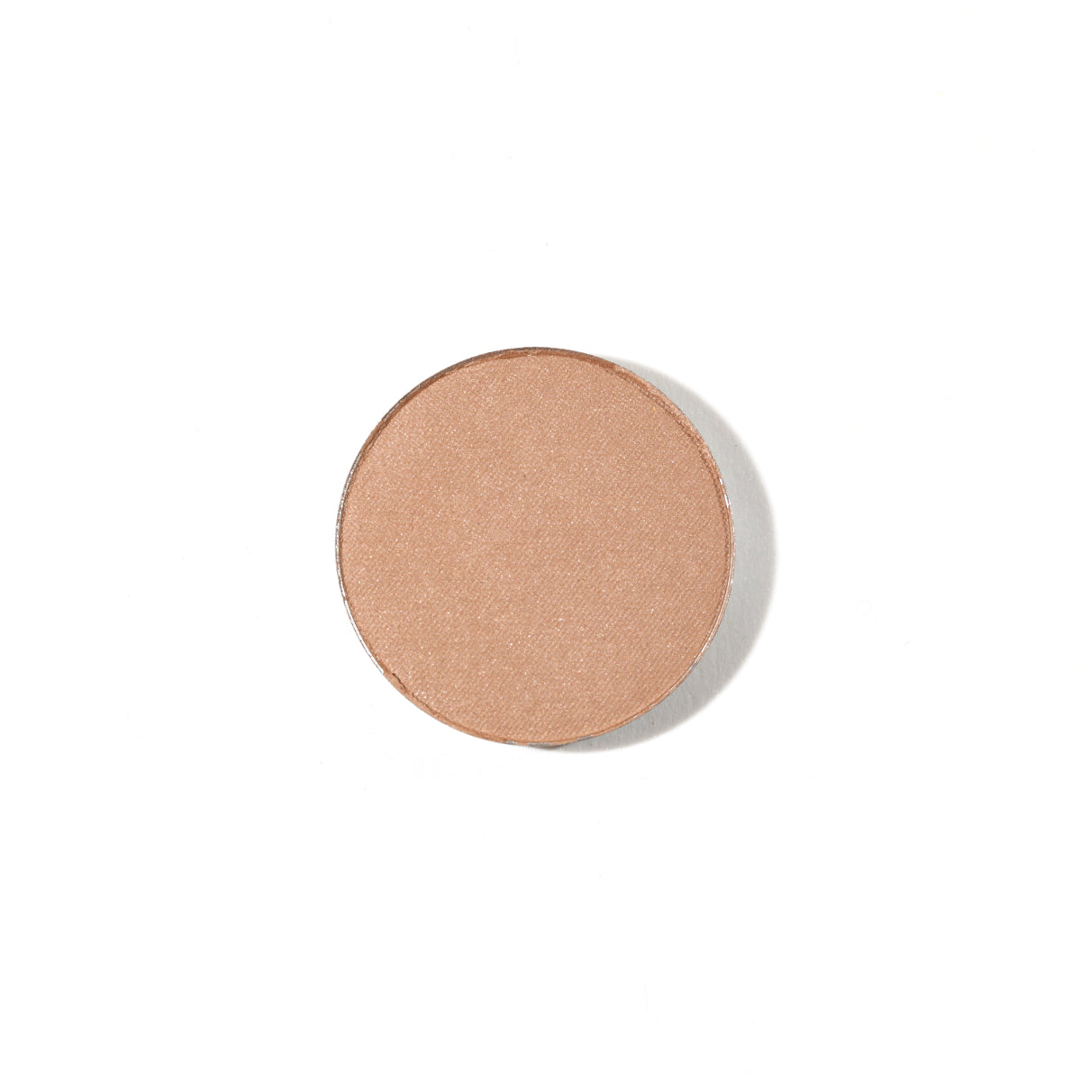Natural Pressed Eye Shadow Midi Refill – runder, roségoldener Lidschatten auf weißem Hintergrund – Augenmake-up